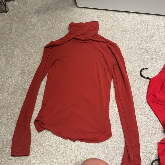 ARITIZIA Babaton size Small. Red turtle neck. Flattering & fits well even if - Picture 7 of 8